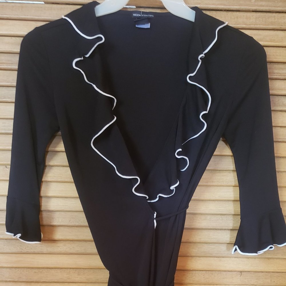 Ruffles bell sleeve black and white dress